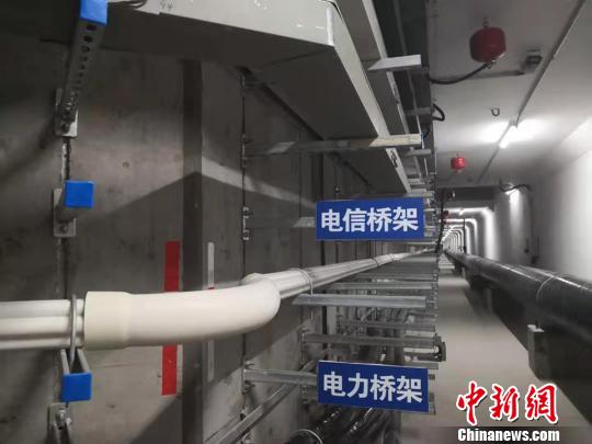 圖為綜合地下管廊待安裝區(qū)域的不同類型橋架?！「呖档?攝